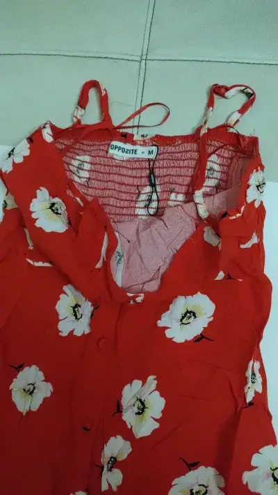 Vestido largo rojo con flores blancas - miniatura 4