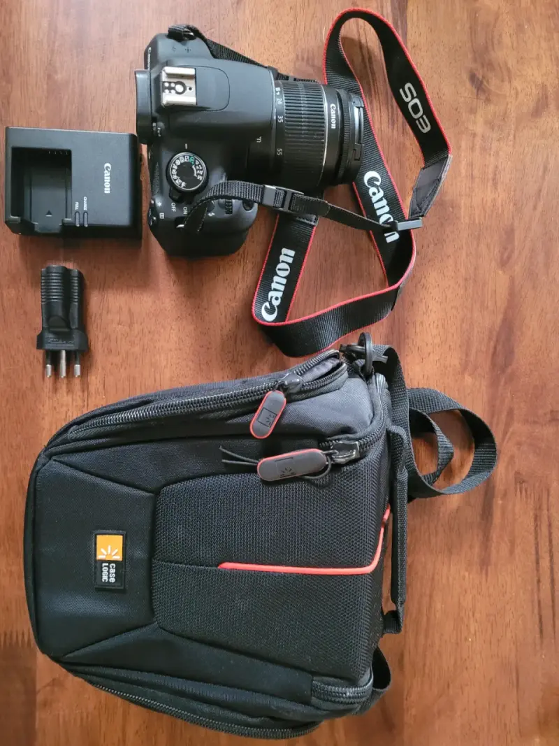 Cámara Canon EOS con lente y accesorios - 1