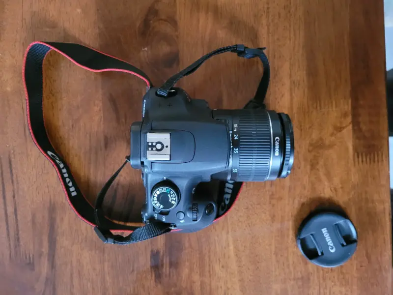 Cámara Canon EOS con lente y accesorios - 3