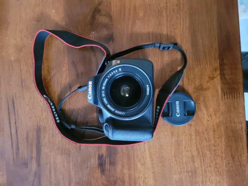 Cámara Canon EOS con lente y accesorios - 4