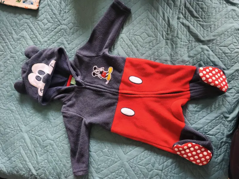 Enterito de bebé Mickey Mouse con capucha