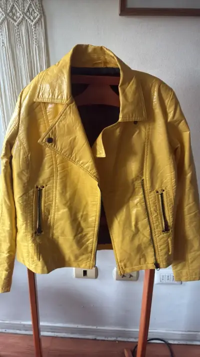 Chaqueta de cuero sintético amarilla para mujer - miniatura 1