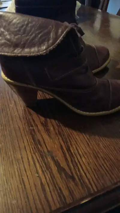Botines de cuero color uva, con taco de 7 cm, poco - miniatura 3