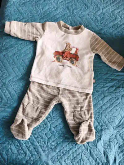 Conjunto de bebé con diseño de auto y oso - miniatura 1
