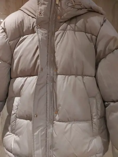 Chaqueta acolchada beige para invierno - miniatura 2