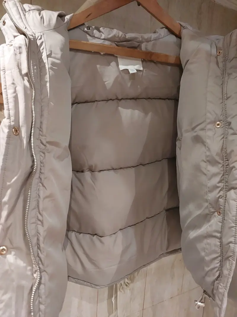 Chaqueta acolchada beige para invierno - 4