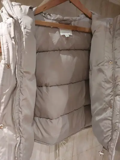 Chaqueta acolchada beige para invierno - miniatura 4