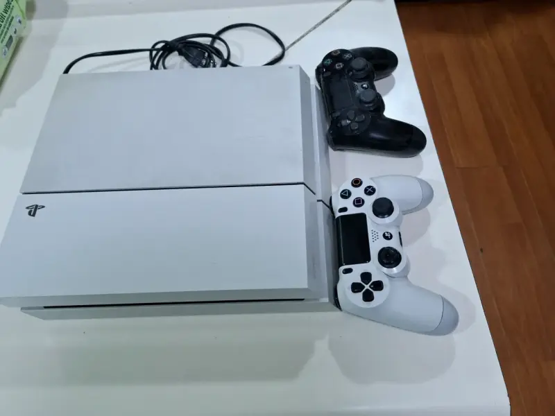Consola PlayStation 4 Blanca con Dos Controles - 2