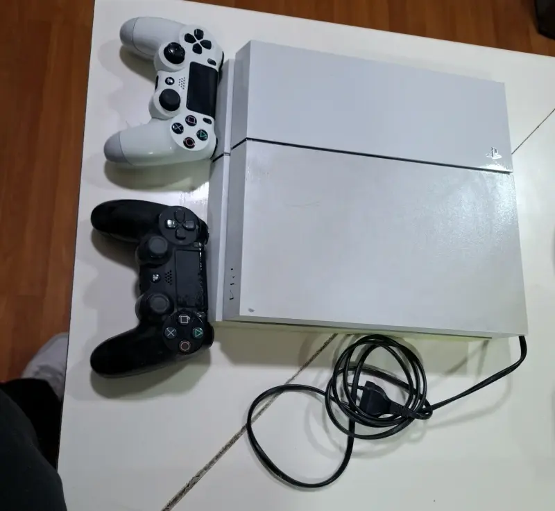 Consola PlayStation 4 Blanca con Dos Controles - 3