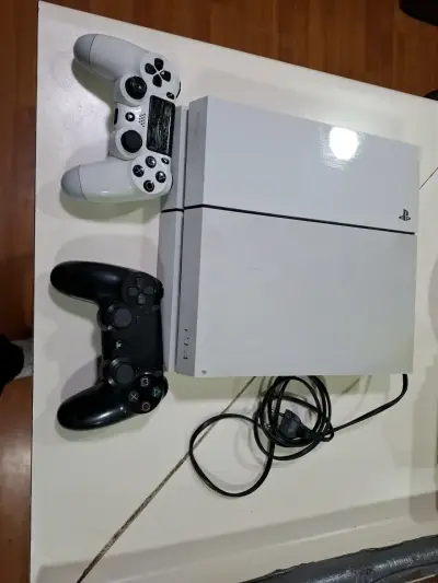 Consola PlayStation 4 Blanca con Dos Controles - miniatura 4