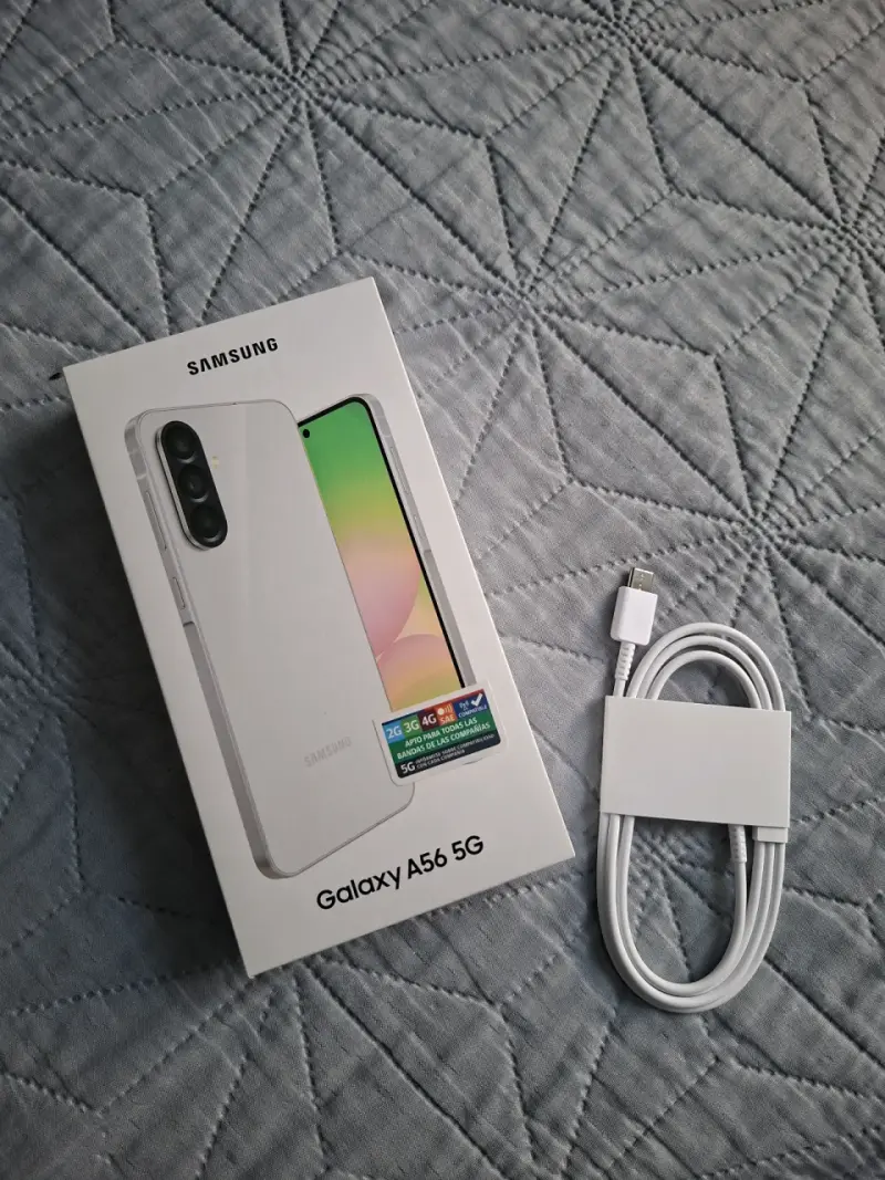 Samsung Galaxy A56 5G con cable USB - 1