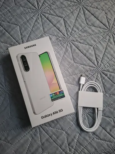 Samsung Galaxy A56 5G con cable USB - miniatura 1