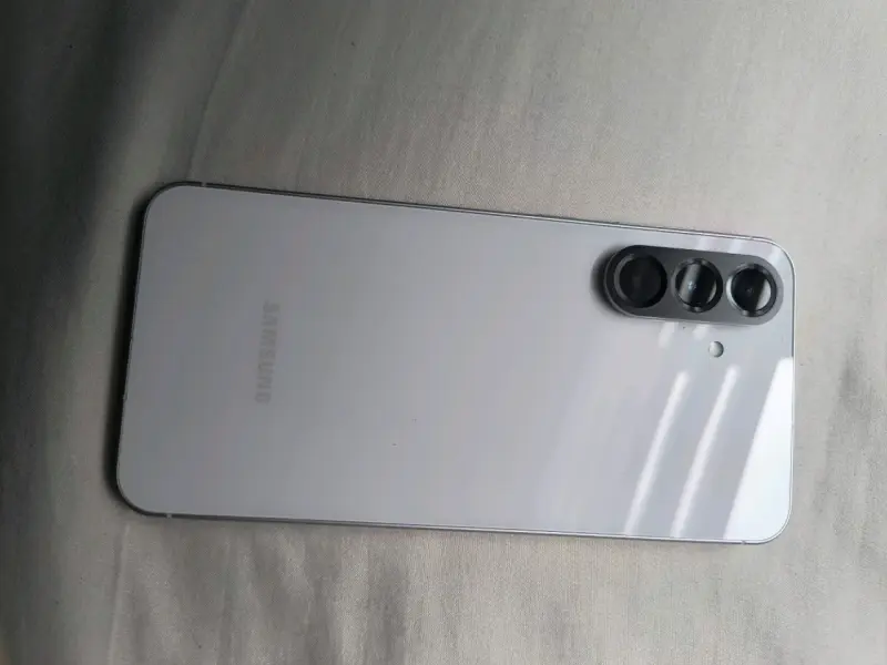 Samsung Galaxy A56 5G con cable USB - 3
