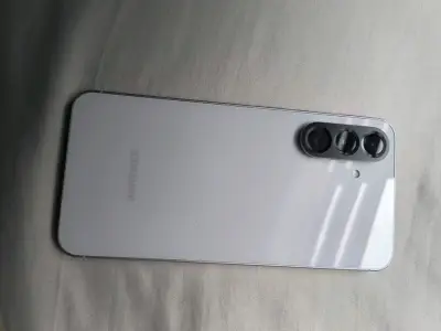 Samsung Galaxy A56 5G con cable USB - miniatura 3