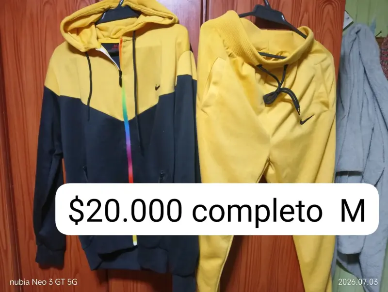 Conjunto deportivo amarillo y negro con capucha - 1
