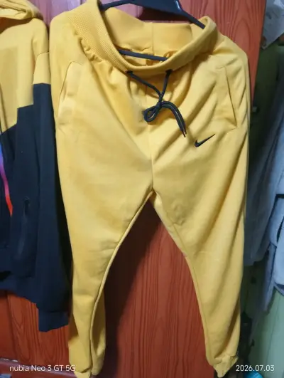 Conjunto deportivo amarillo y negro con capucha - miniatura 3