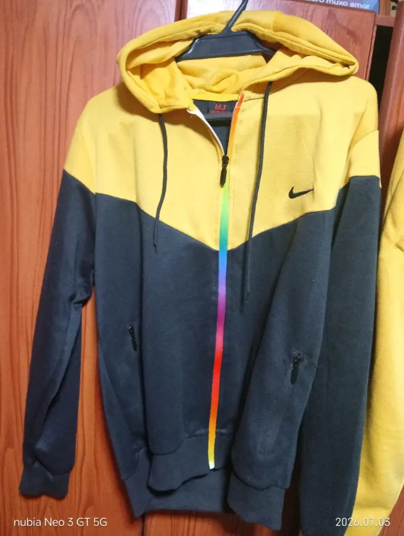 Conjunto deportivo amarillo y negro con capucha - 4