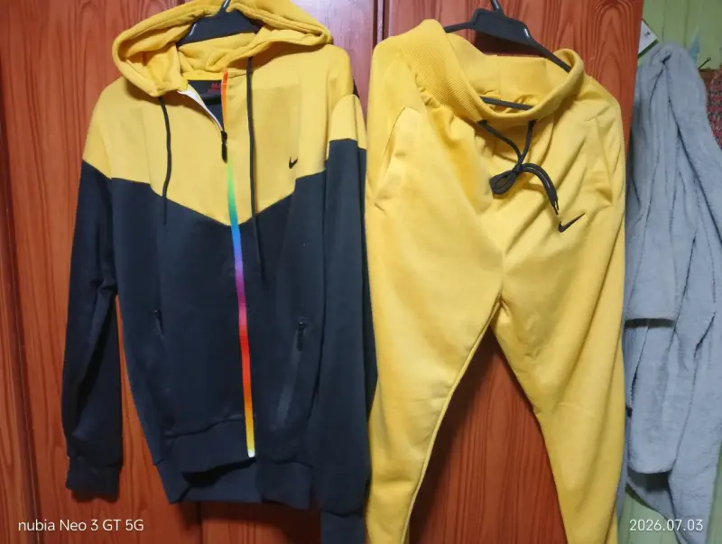 Conjunto deportivo amarillo y negro con capucha - 5