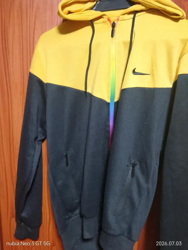 Conjunto deportivo amarillo y negro con capucha - 6