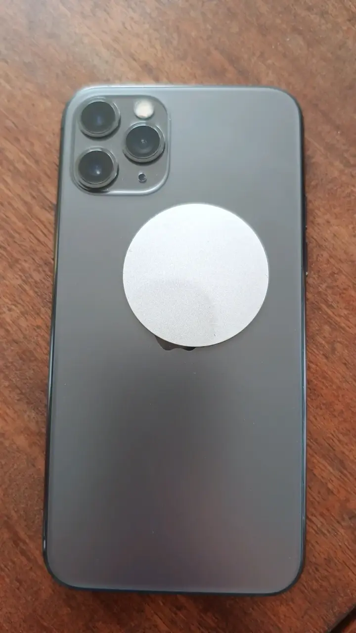 iPhone 11 Pro con funda azul - 2
