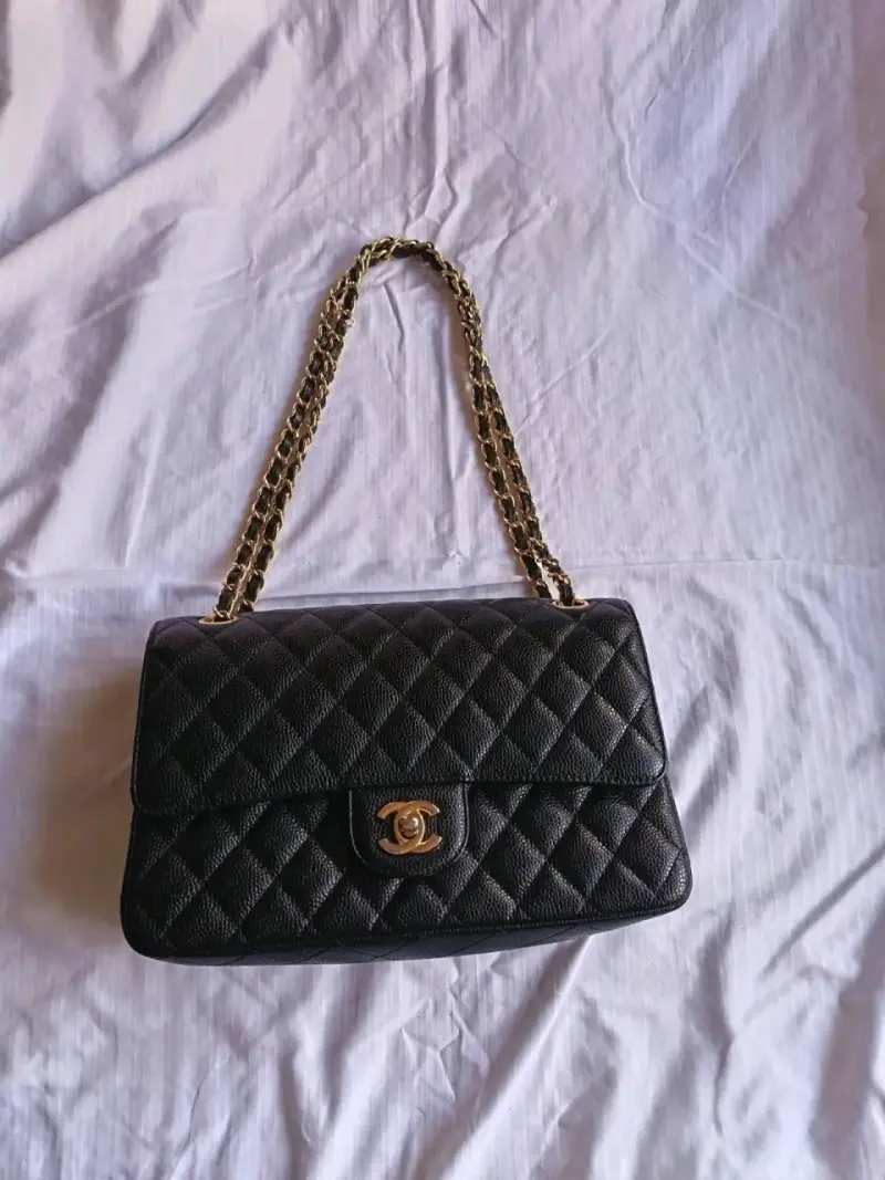 Bolso de cuero negro con cadena dorada Chanel - 1