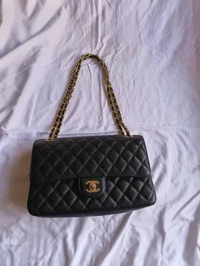 Bolso de cuero negro con cadena dorada Chanel - miniatura 1