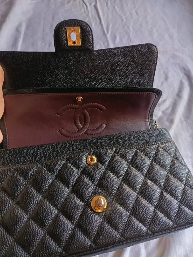 Bolso de cuero negro con cadena dorada Chanel - 5