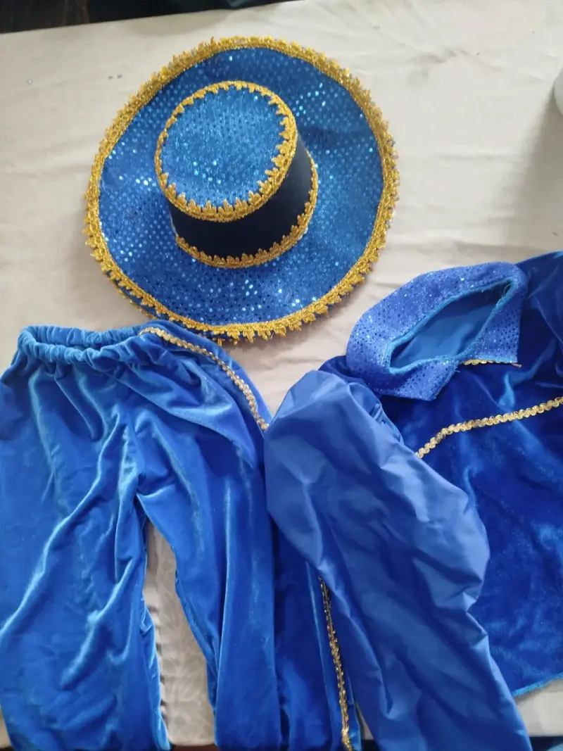 Disfraz de baile azul con sombrero y detalles dorados - 1