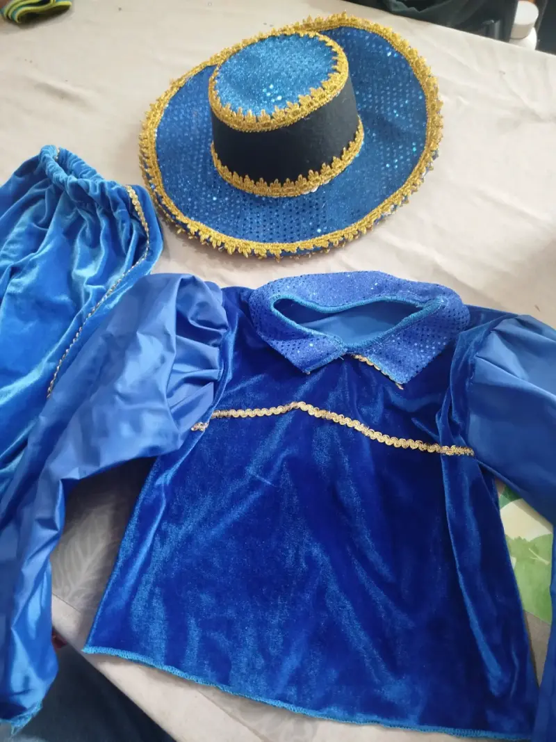 Disfraz de baile azul con sombrero y detalles dorados - 2