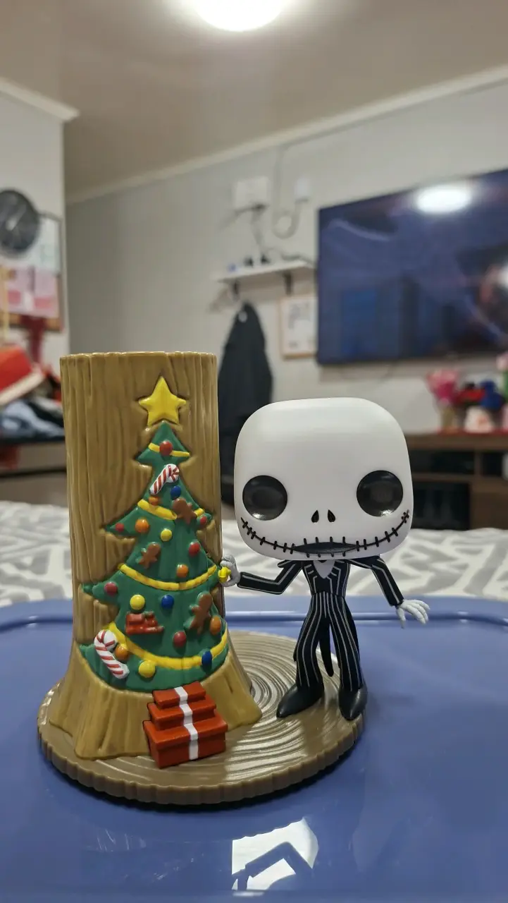Figura de Jack Skellington en el árbol navideño - 1