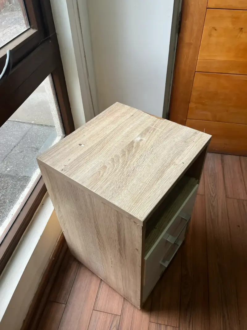 Velador de madera con dos cajones - 5
