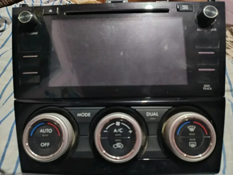 Pantalla multimedia Subaru con controles de clima - 1