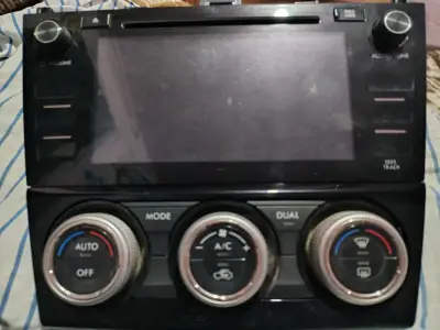 Pantalla multimedia Subaru con controles de clima - miniatura 1