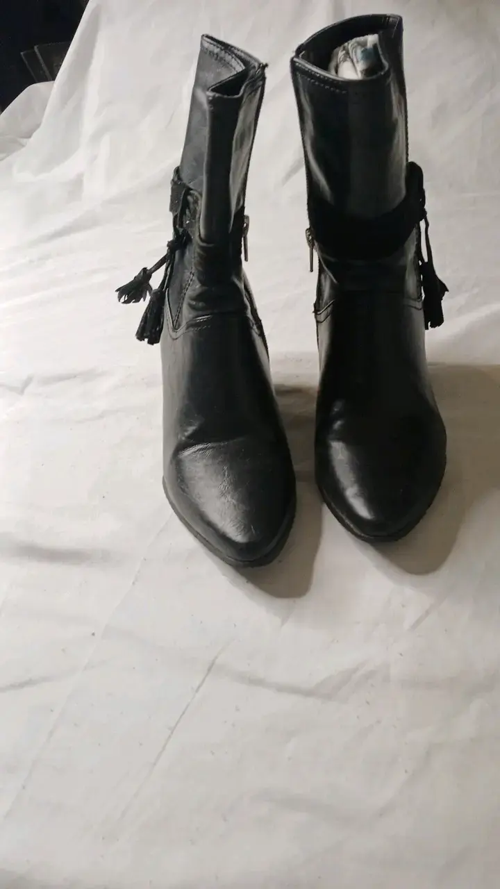 Botines de cuero negro con tacón alto