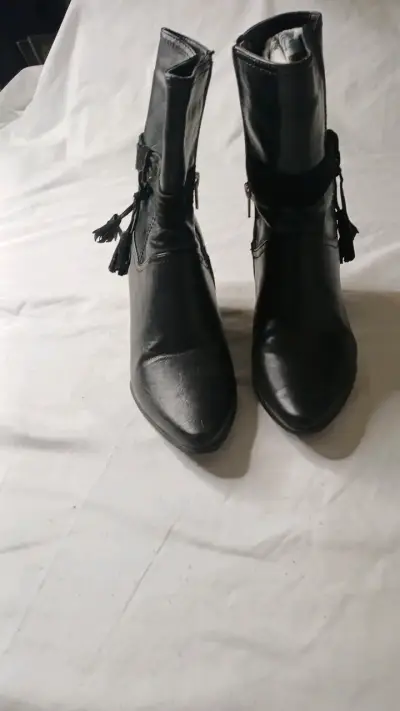 Botines de cuero negro con tacón alto - miniatura 1