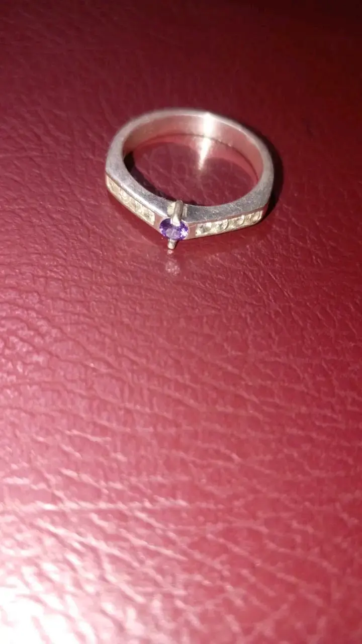 Anillo de plata con piedra morada