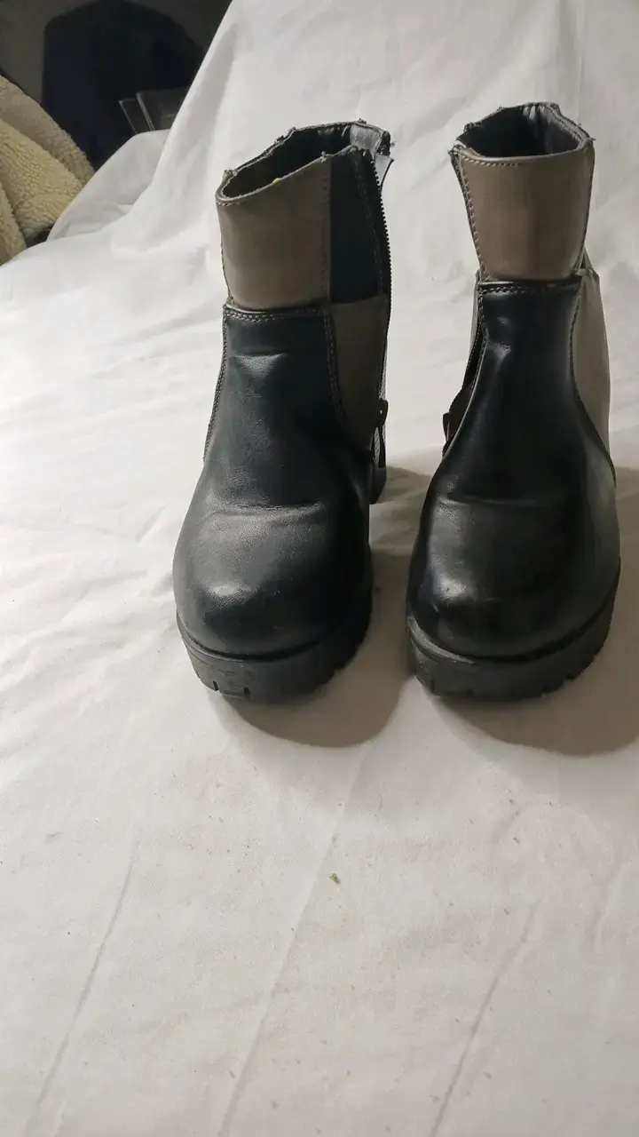 Botines de cuero negro y marrón con tacón alto