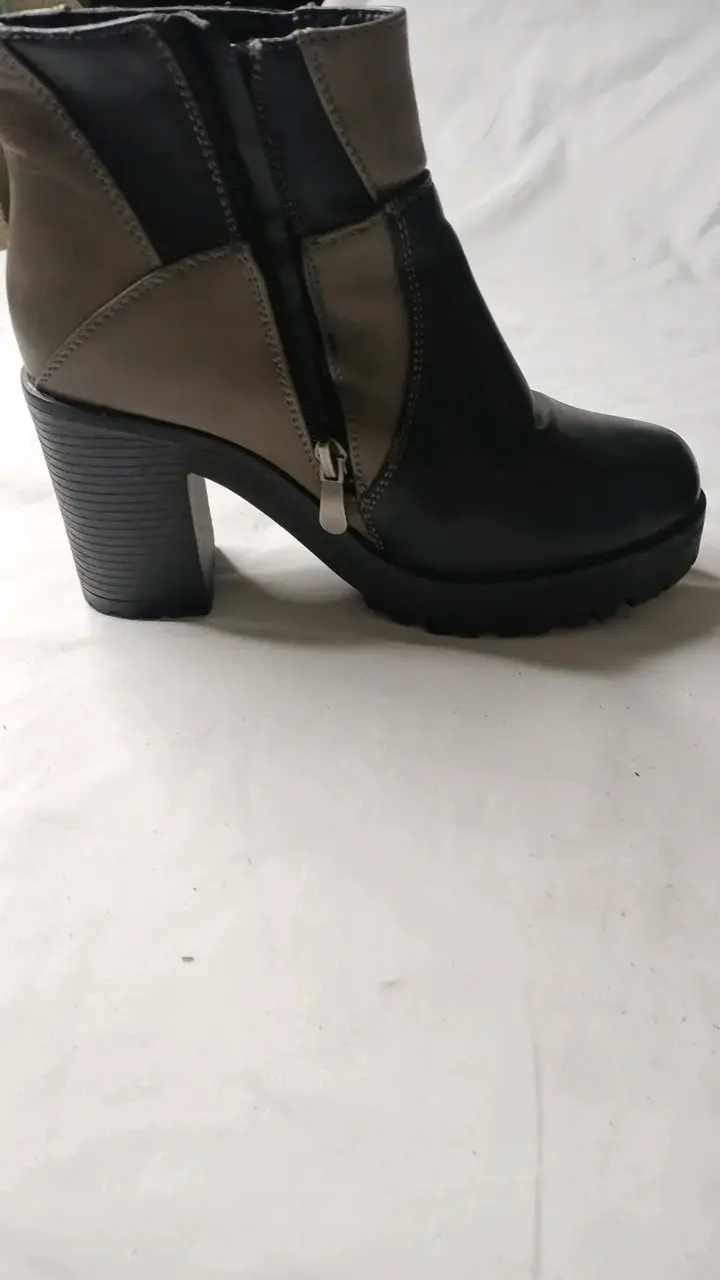 Botines de cuero negro y marrón con tacón alto - 4
