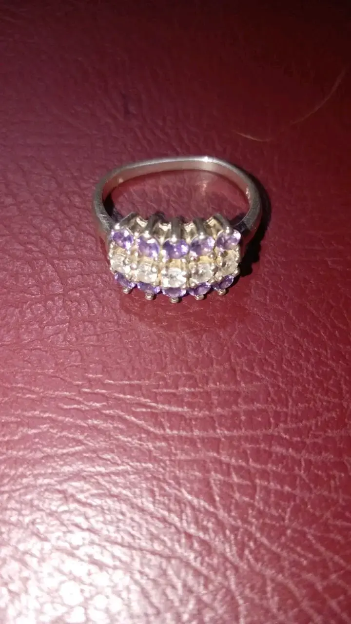 Anillo de plata con piedras brillantes