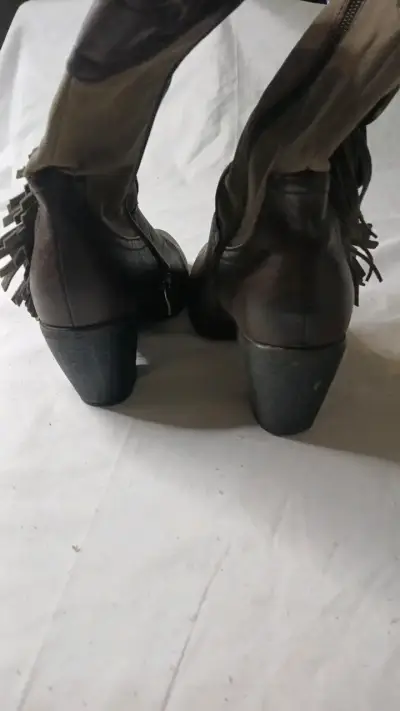Botas de cuerina marrón con flecos - miniatura 2