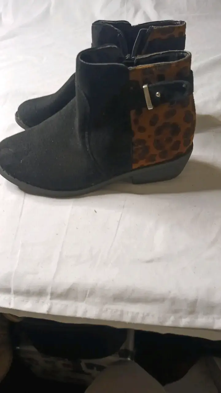 Botines negros con estampado animal print - 2