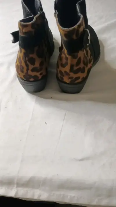 Botines negros con estampado animal print - miniatura 3
