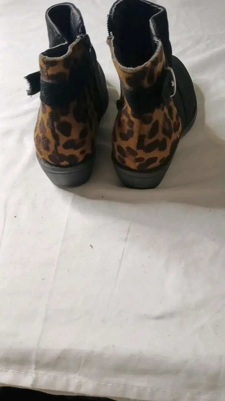 Botines negros con estampado animal print - 4