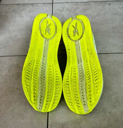 Zapatillas deportivas Reebok amarillas para correr - miniatura 3