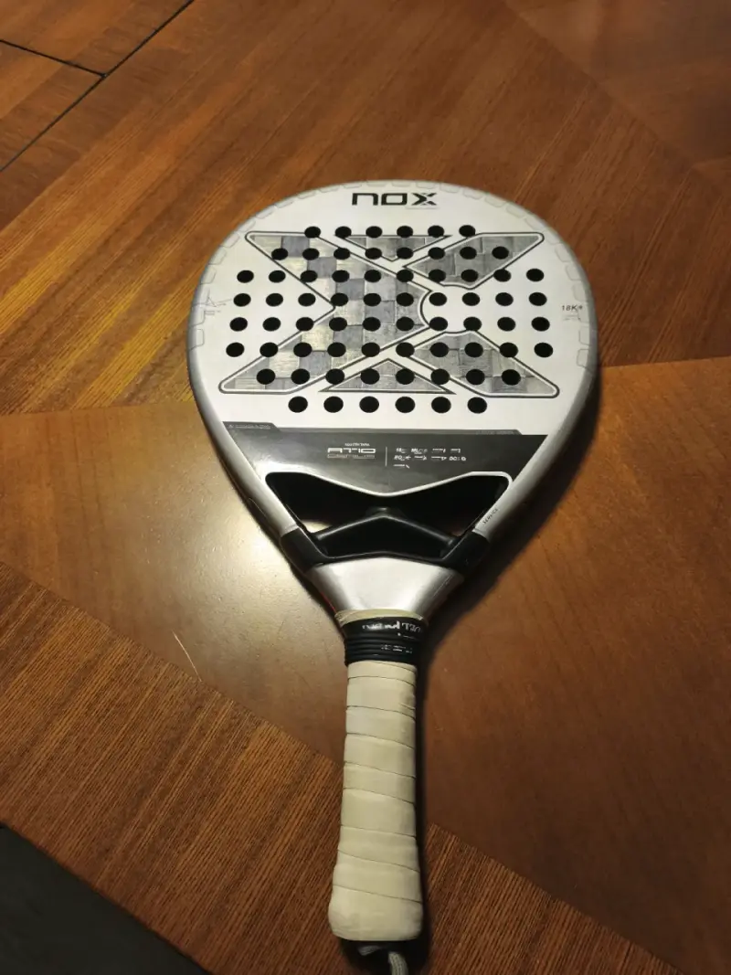 Pala de pádel Nox AT10 Genius 18K 2024