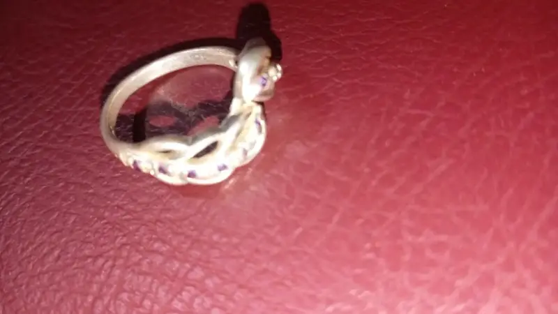 Anillo de plata con diseño trenzado y piedras