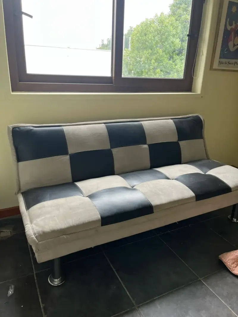 Sofá cama bicolor moderno en buen estado - 1