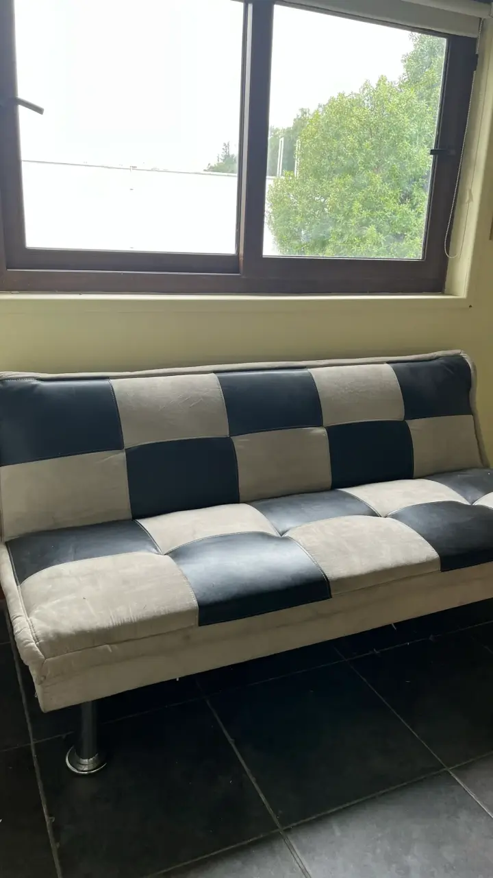 Sofá cama bicolor moderno en buen estado - 2