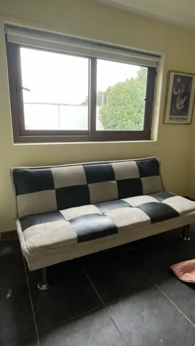Sofá cama bicolor moderno en buen estado - miniatura 3