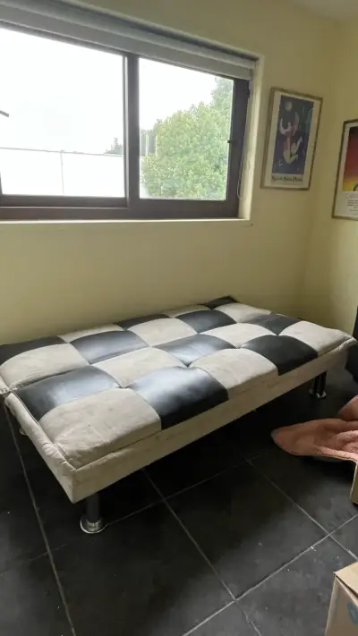 Sofá cama bicolor moderno en buen estado - miniatura 4